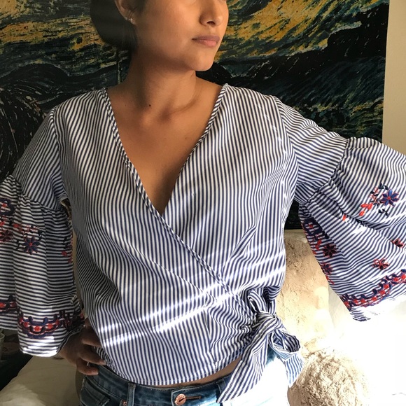 ✨new✨ Blue & White striped wrap blouse - Picture 3 of 6